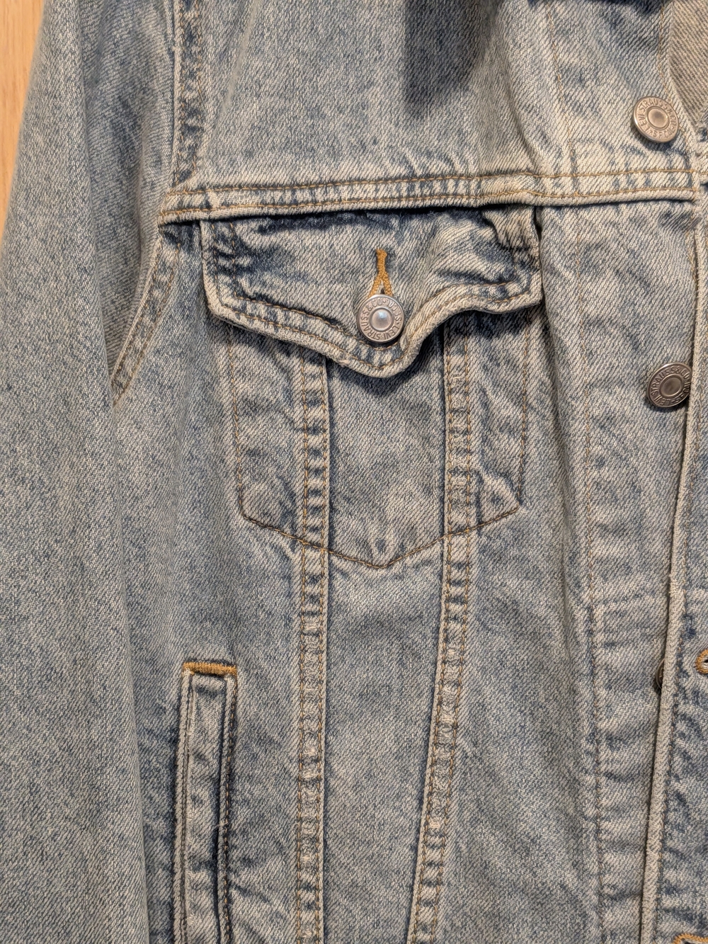 Levi's Women's L Classic Denim Jacket, Distressed - Picture 6 of 15
